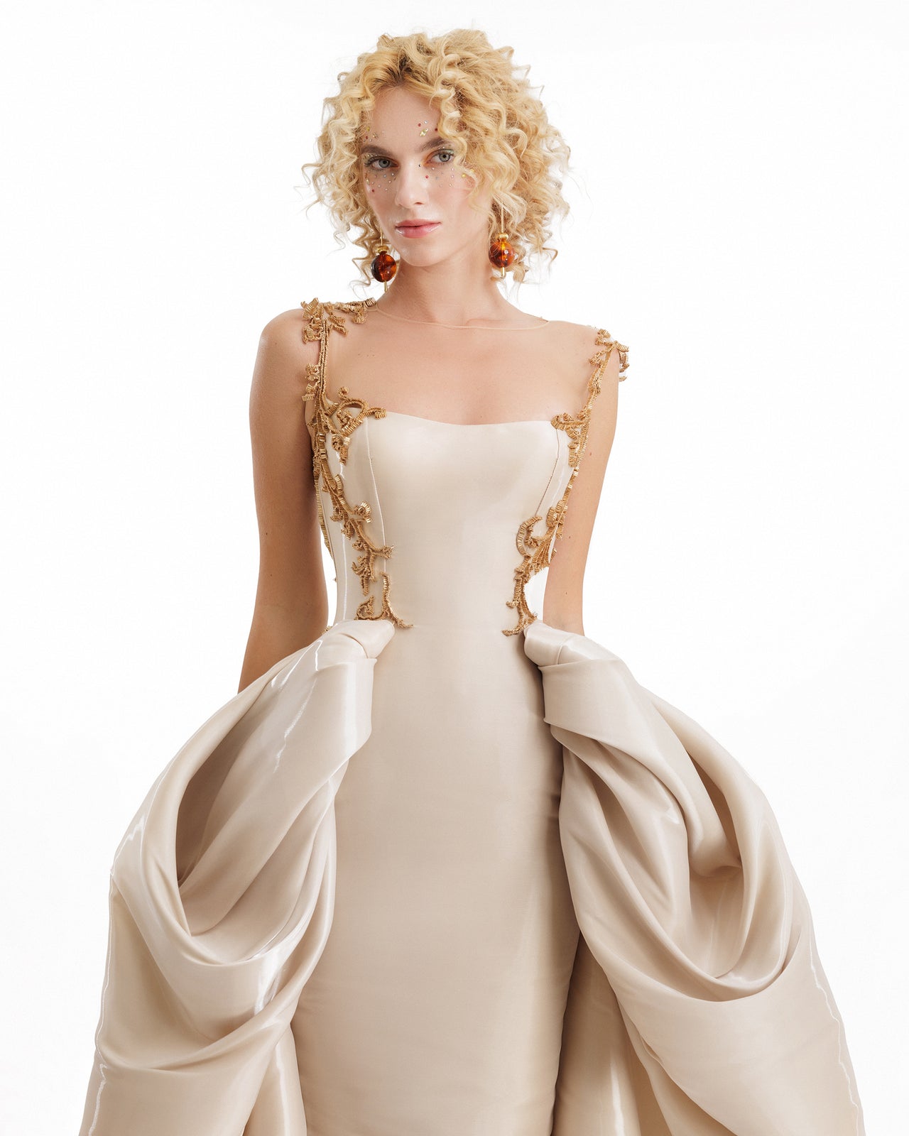 فستان محدد بالخرز مع تنورة علوية