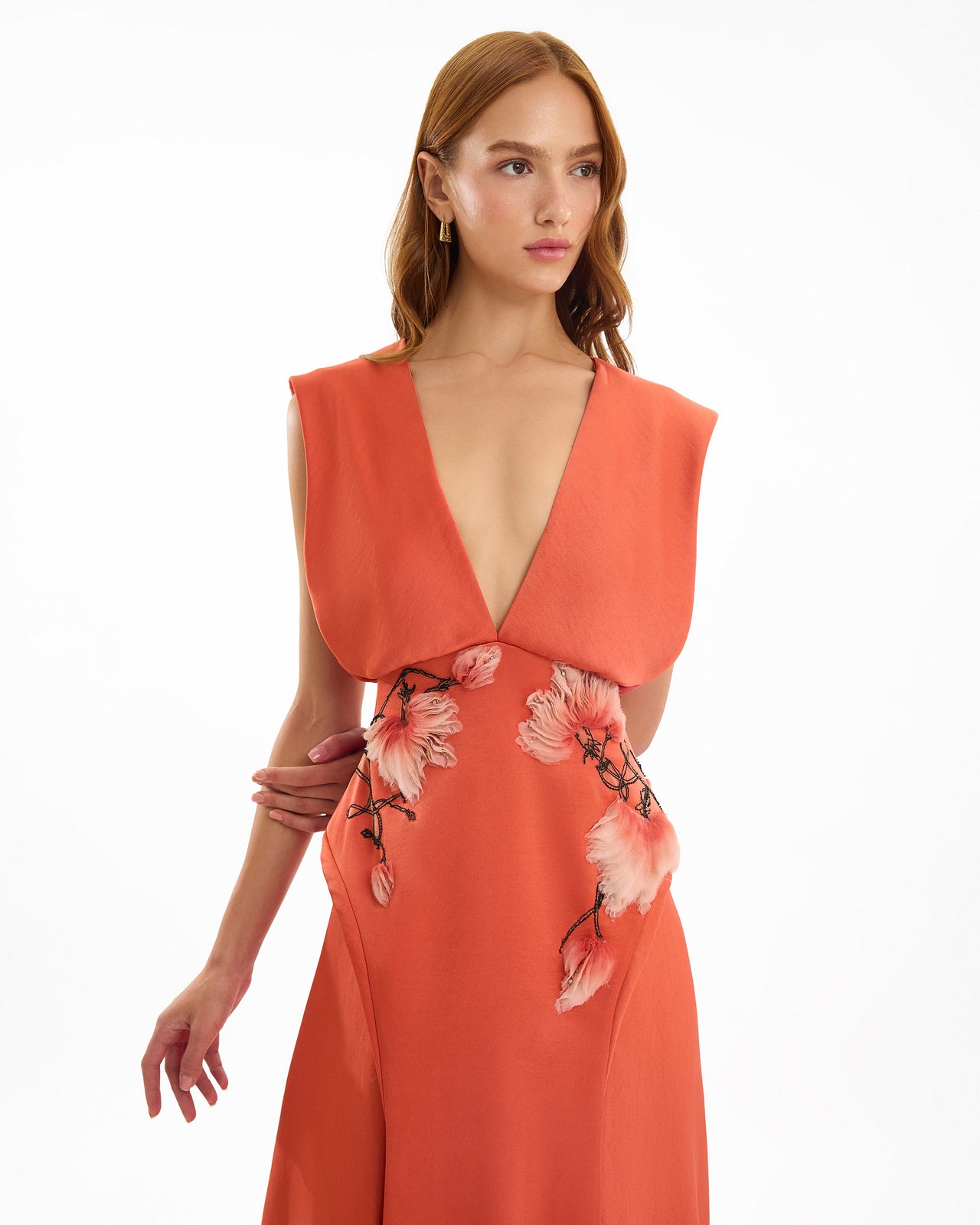 فستان مطرز بفتحة رقبة على شكل حرف V