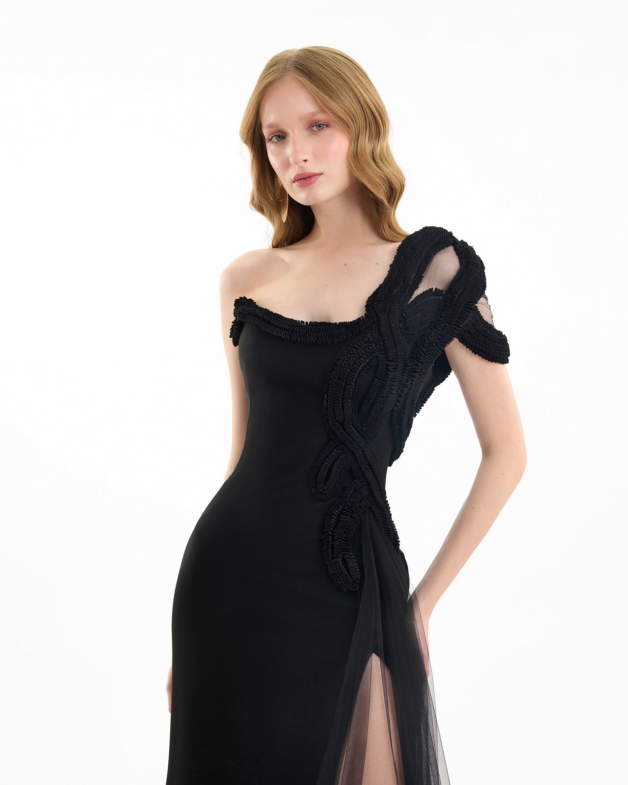 فستان بكتف واحد مع تطريز نحتي