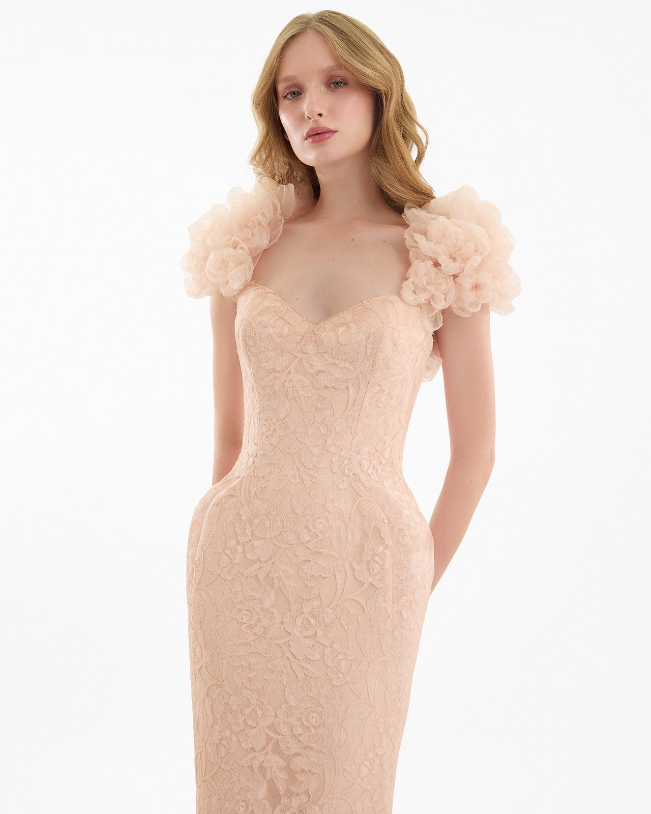 فستان دانتيل على شكل قلب