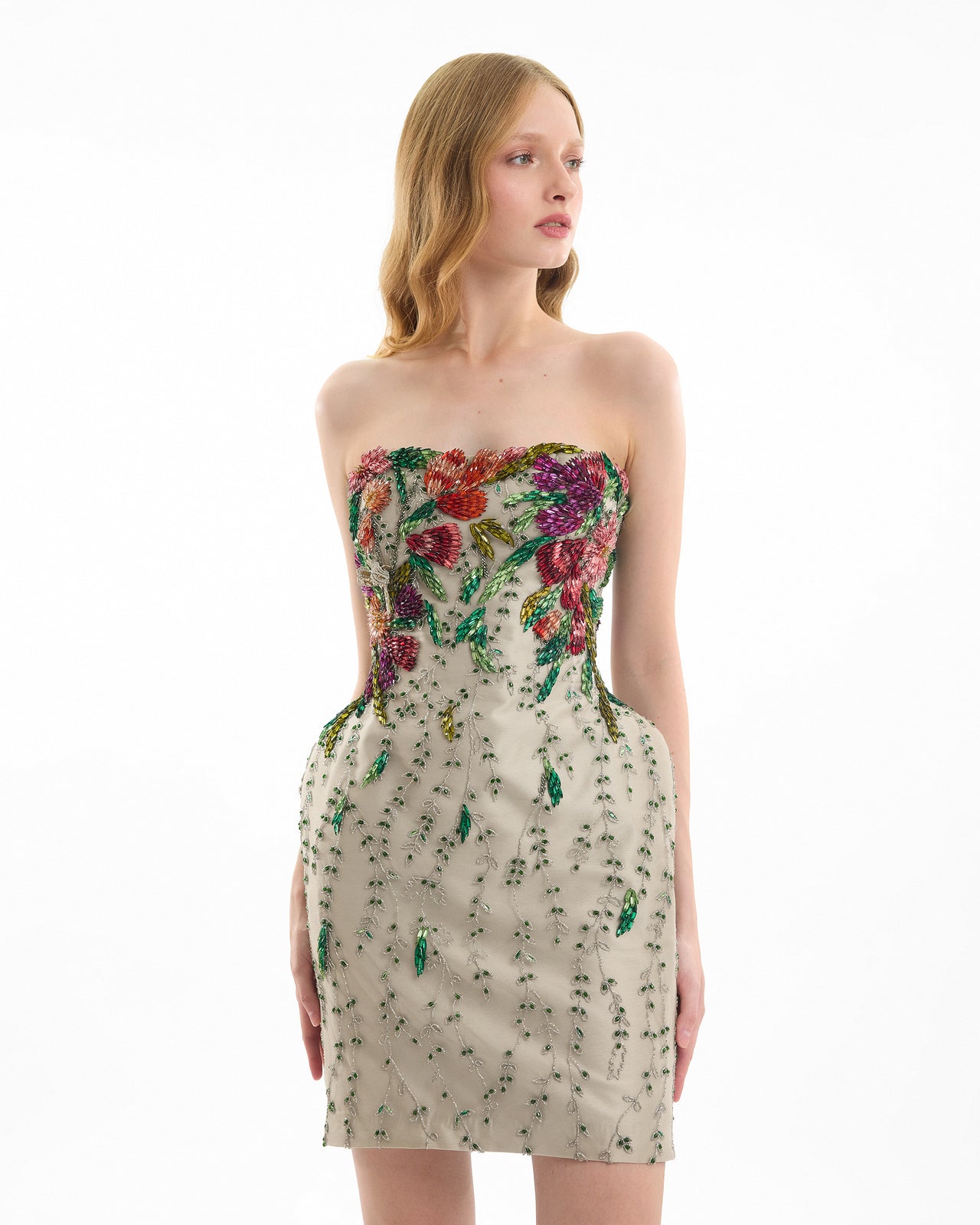 فستان قصير مطرز بدون حمالات