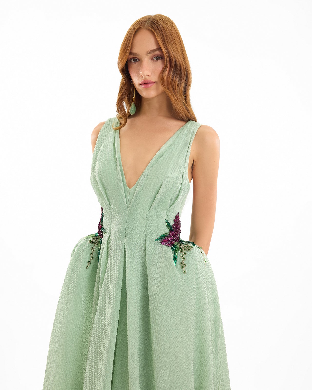 فستان مطرز بفتحة رقبة على شكل حرف V