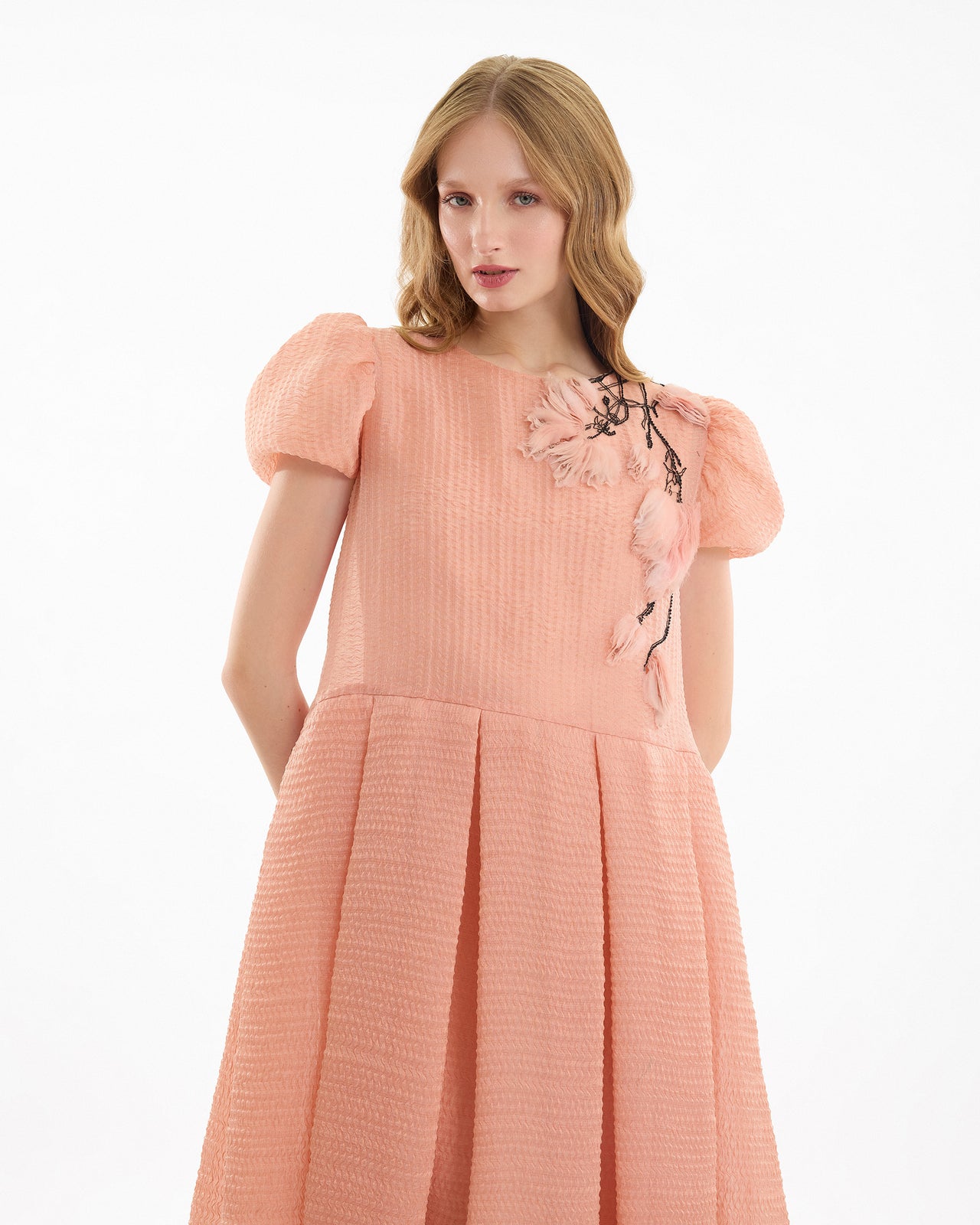 فستان جاكار مزين بالخرز والزهور