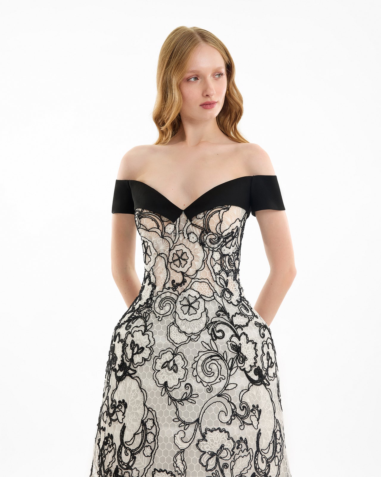 فستان على شكل قلب مكشوف الكتفين