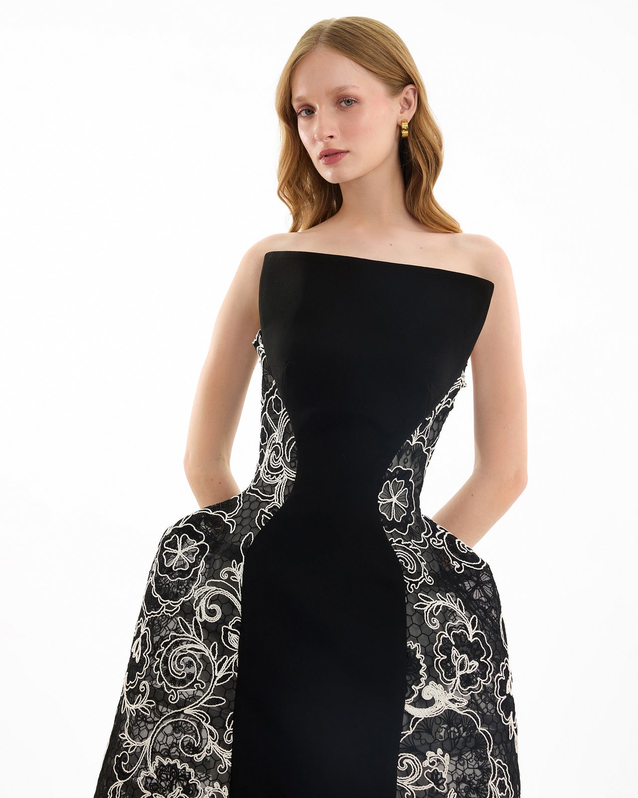 فستان دانتيل مطرز بدون حمالات