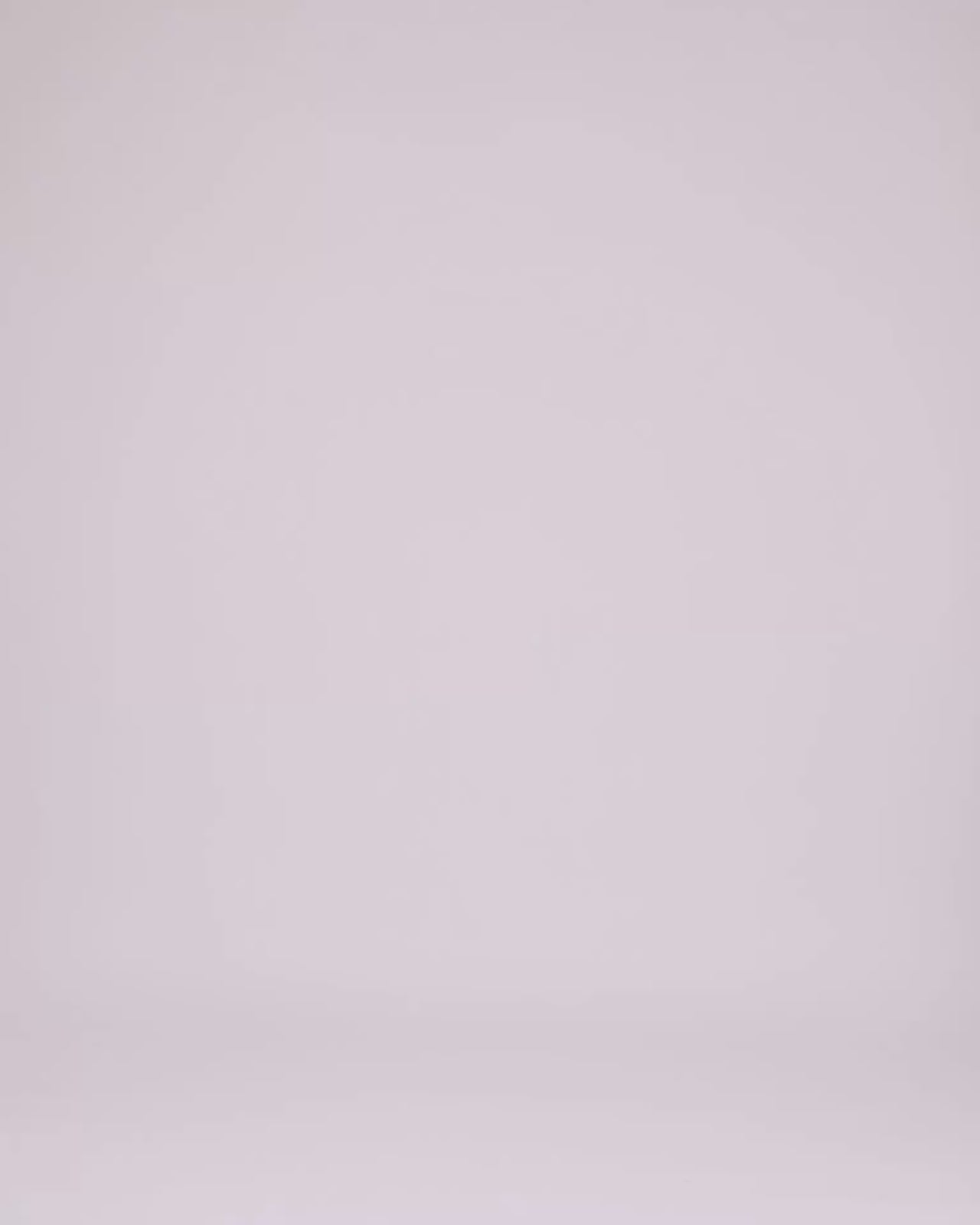 قفطان بغطاء رأس مطرز بالخط العربي